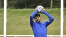 Bek Inggris, Tyrone Mings saat mengikuti sesi latihan di St George's Park, Burton upon Trent, Inggris, Senin (28/6/2021). Inggris akan bertanding melawan Jerman pada babak 16 besar Euro 2021 di Stadion Wembley. (AP Photo/Rui Vieira)