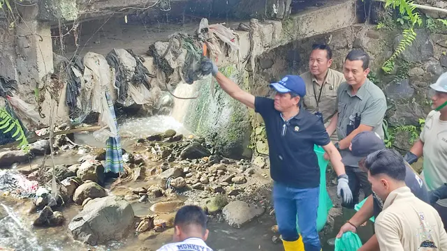 Menteri Lingkungan Hidup Hanif Faisol Bersihkan Sampah Kali Ciliwung di Puncak