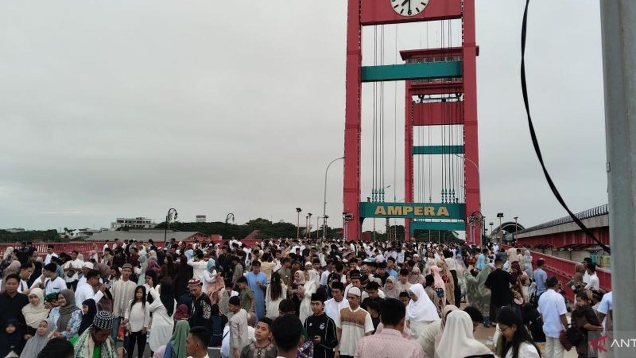Puluhan Ribu Warga Padati Shalat Idul Fitri Palembang Hingga Jembatan Ampera