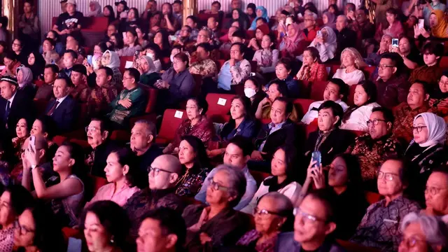 Presiden ke-5 Republik Indonesia sekaligus Ketua Umum DPP PDI Perjuangan (PDIP) Megawati Soekarnoputri menyaksikan pertunjukan teater musik Imam Al-Bukhari dan Soekarno.