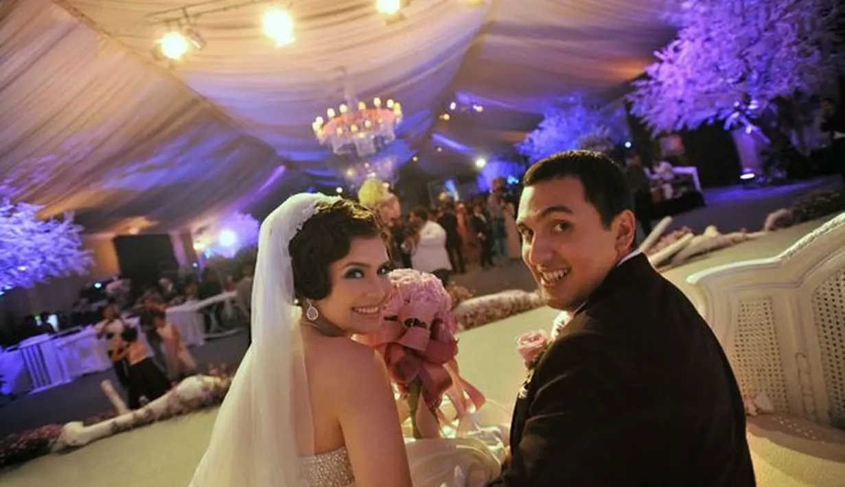 Mengingat punya dua anak yang tampan, banyak netizen yang pengin tahu seperti apa wajah suami Carissa Putri. [bridestory.com]