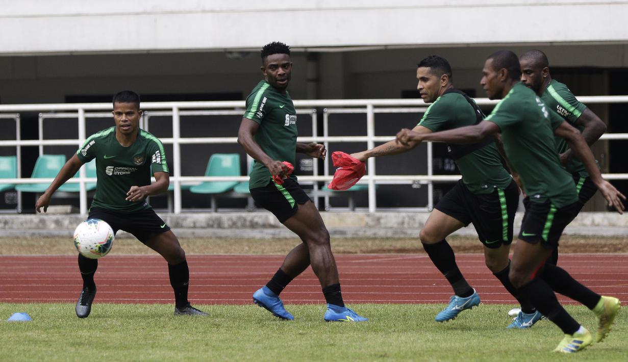 Pemain Timnas Indonesia, Osas Saha, saat berlatih di Stadion Pakansari, Bogor, Sabtu (24/8). Latihan ini merupakan persiapan jelang laga kualifikasi Piala Dunia 2020. (Bola.com/Yoppy Renato)