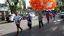 Peserta mengikuti lomba lari Padang KulineRun 2017, di Kota Padang, Sumatera Barat, Minggu (24/09). Kegiatan ini mempertandingkan lomba dengan jarak 2,5K/5K/10K dan Family Run. (Liputan6.com/Fery Pradolo)