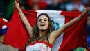 Suporter cantik dan seksi Peru bersorak membentangkan bendera negaranya saat menyaksikan laga Timnas Peru vs Brasil dalam laga Copa America 2015 di Temuco, Chile (14/6/2015). (REUTERS/Ricardo Moraes)