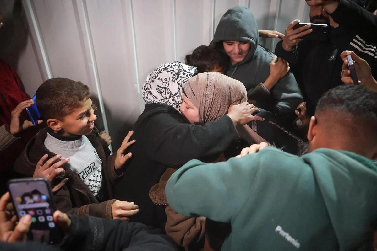 FOTO: Pelukan Haru Menyatukan Kembali Warga Gaza yang Terpisah Bertahun Tahun Akibat Serangan Israel