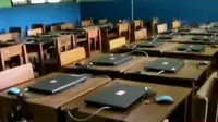 5 hari menjelang ujian nasional komputer sekolah dibobol maling, SMK 1 Pangandaran terpaksa meminjam 40 laptop kepada komite sekolah.