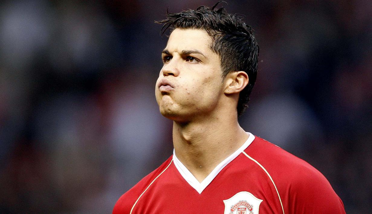 Cristiano Ronaldo - CR 7 menjadi pemain teranyar yang kembali ke pelukan klub lamanya. Sang megabintang ini akhirnya memilih kembali berseragam MU setelah sempat berhembus kabar ia akan memperkuat Manchester City. (Foto: Andrew Yates)