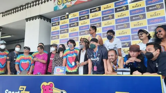 Para anak band bermain futsal