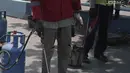 Para pekerja memperbaiki aspal di flyover Kemayoran yang mengalami kerenggangan, Jakarta, Sabtu (5/1). Hal itu disebabkan rusaknya sambungan celah sambungan alias expansion joint. (Merdeka.com/Imam Buhori)