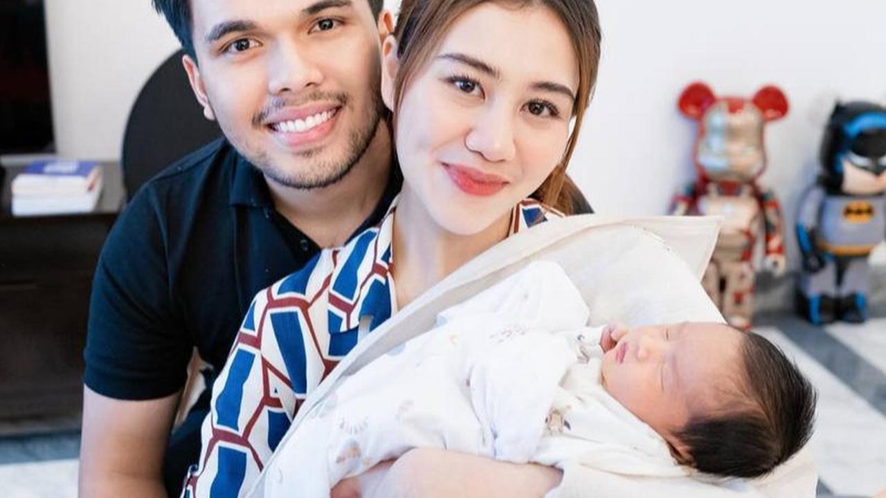 Didoakan Segera Dapat Momongan, Potret Aaliyah Massaid dan Thariq Halilintar Jenguk Anak Shandy Purnamasari yang Baru Lahir