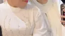 Tampak ia pun mengajak selfie ibunda tercinta yang mengenakan kerudung putih ciri khasnya dipadukan gamis warna senada dihiasi beads. [@fuji_an]