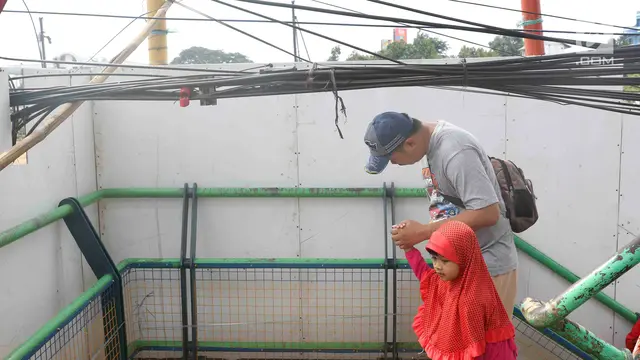 Instalasi Kabel Semrawut Ganggu Pejalan Kaki di JPO Depok