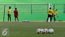 Sejumlah kiper Arema melakukan sesi latihan jelang bertanding melawan Sriwijaya FC di Stadion Gajayana Malang, Jumat (2/10/2015). Jelang laga menghadapi Sriwijaya FC, Arema Cronous mengadakan sesi latihan tertutup. (Liputan6.com/Yoppy Renato)