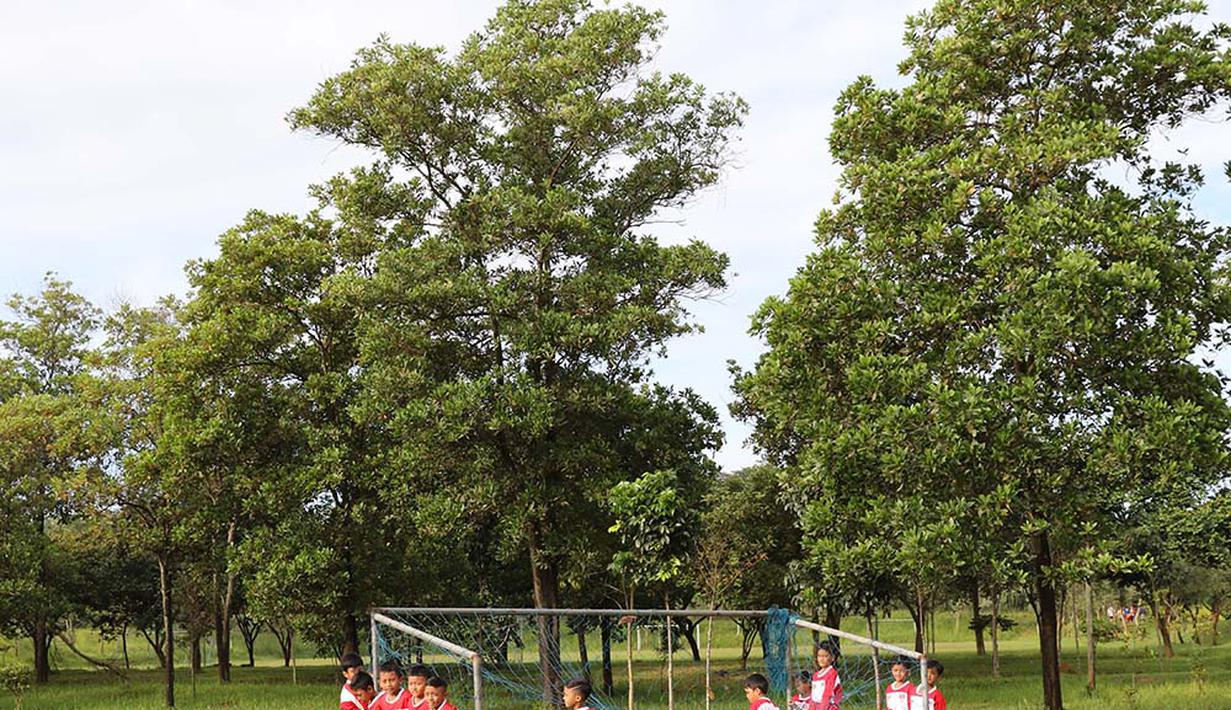 5.	Anak-anak usia di bawah 10 tahun yang tergabung dalam Imran Soccer Academy (ISA) bersama-sama mengangkat tiang gawang untuk latihan. (Bolacom/Arief Bagus)
