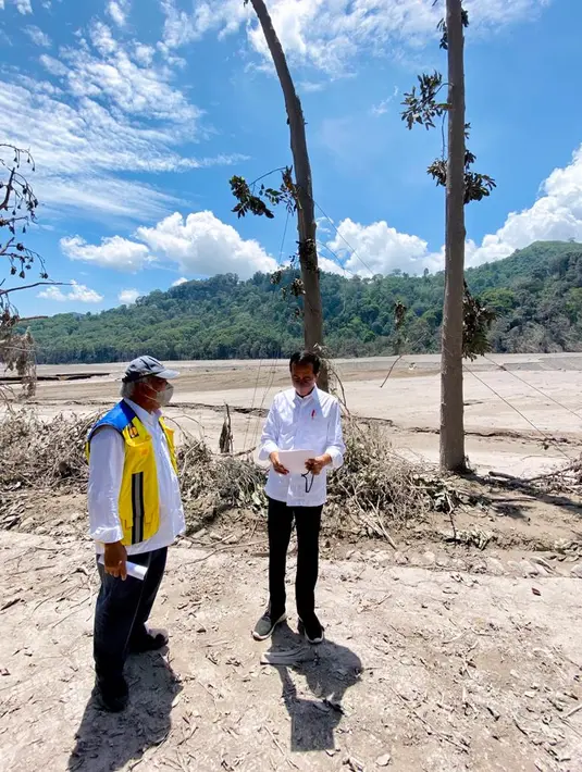 Presiden Joko Widodo bersama Menteri PU dan Perumahan Rakyat Basuki Hadimulyono meninjau Jembatan Besuk Koboan yang runtuh akibat erupsi Gunung Semeru pada Selasa, 7 Desember 2021 pukul 11.05 WIB. (Foto: Laily Rachev - Biro Pers Sekretariat Presiden)
