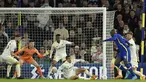 Penyerang Chelsea Romelu Lukaku (kedua kanan) mencetak gol ketiga ke gawang Leeds United dalam laga tunda pekan ke-33 Liga Inggris 2021/2022 di Stadion Elland Road, Kamis (12/5/2022) dini hari WIB. Chelsea menang telak 3-0 atas Leeds United. (AP Photo/Jon Super)