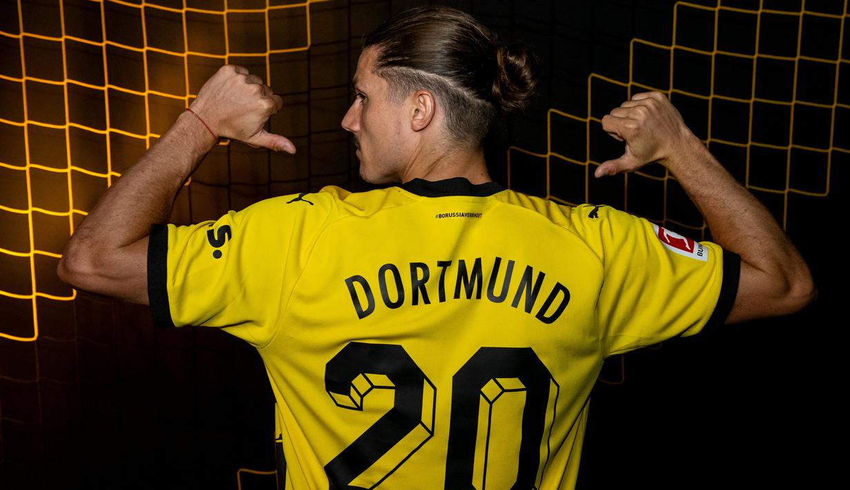Marcel Sabitzer akhirnya resmi berseragam Borussia Dortmund. Gelandang berusia 29 tahun itu diboyong dari Bayern Munchen secara permanen. (FOTO: twitter.com/BlackYellow)