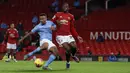 Striker Manchester City, Gabriel Jesus (kiri), berebut bola dengan bek Manchester United, Aaron Wan-Bissaka dalam laga lanjutan Liga Inggris 2020/21 pekan ke-12 di Old Trafford Stadium, Sabtu (12/12/2020). Manchester City bermain imbang 0-0 dengan Manchester United. (AFP/Phil Noble/Pool)