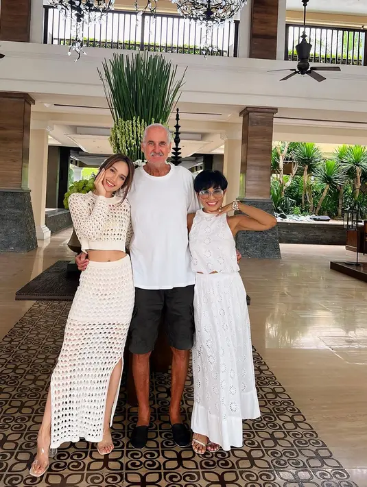 Di Lebaran hari pertama, Cinta Laura kompak dengan orangtuanya kenakan outfit serba putih. [@claurakiehl]