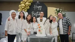 Giorgino Abraham dan Yasmin Napper jadi salah satu pasangan artis yang ulang tahunnya berdekatan dan tentunya bisa dirayakan secara bersamaan. Dihadiri keluarga dan kerabat dekat, momen perayaan ulang tahun dua bintang sinetron Love Story The Series ini terasa hangat dan intimate. Dari foto ini tentunya sudah bisa dijelaskan bahwa artis kelahiran 1994 dan 2003 ini sudah dekat dengan keluarga masing-masing. (Liputan6.com/IG/@jenni.napper)