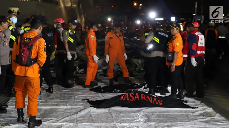 Kantong Jenazah Kembali Diturunkan dari KN SAR Sadew