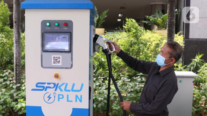 Petugas saat melayani pengisian daya listrik ke kendraan di SPKLU di Kantor PLN Pusat, Jakarta, Senin (9/11/2020). Pemerintah mendorong peningkatan ketersediaan SPKLU hingga 2025 ditargetkan terbangun 3.465 unit SPKLU dan lima tahun kemudian menjadi 7.146 unit SPKLU. (Liputan6.com/Angga Yuniar)