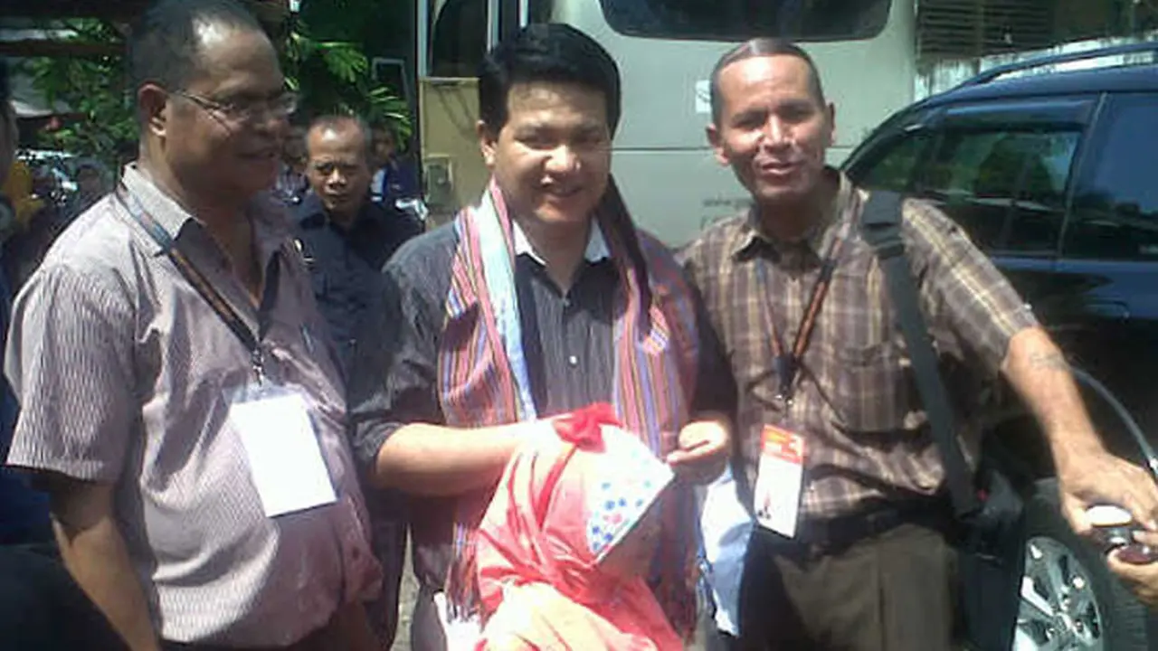 Ketua KPU Dapat Kenang-kenangan Kain Timor Leste Usai Nyoblos 