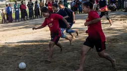Sejumlah wanita bermain sepak bola untuk memperingati Hari Kemerdekaan ke-71 Myanmar di pinggiran Yangon( 4/1). Negara ini merayakan peringatan ke-71 deklarasi kemerdekaannya dari pemerintahan kolonial Inggris. (AFP Photo/Ye Aung Thu)