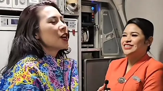 Anya Dwinov mengungkap fakta bahwa penumpang boleh minta lagi makanan di pesawat yang dijelaskan oleh pramugari Garuda Indonesia