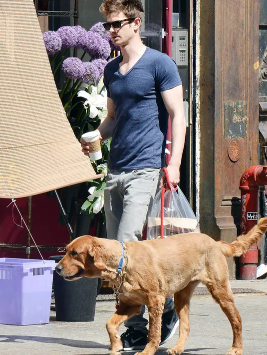 Sambil santai minum kopi dan belanja, Andrew Garfield pun menemani anjingnya yang bernama Ren jalan-jalan. (Javier Mateo/Startraksphoto.com/USMagazine)