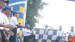 Citizen6, Surabaya: Komandan Kobangdikal Laksda TNI Sadiman membuka acara Fun Bike Hari Pendidikan (Hardikal) ke-66 tahun 2012 yang digelar Kobangdikal, Minggu (29/4). (Pengirim: Penkobangdikal)
 