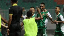 Para pemain PS TNI U-21 merayakan gol ke gawang Persib Bandung U-21 di Stadion Pakansari, Bogor, Minggu (21/8/2016). PS TNI U-21 menang 2-1. (Bola.com/Nicklas Hanoatubun)
