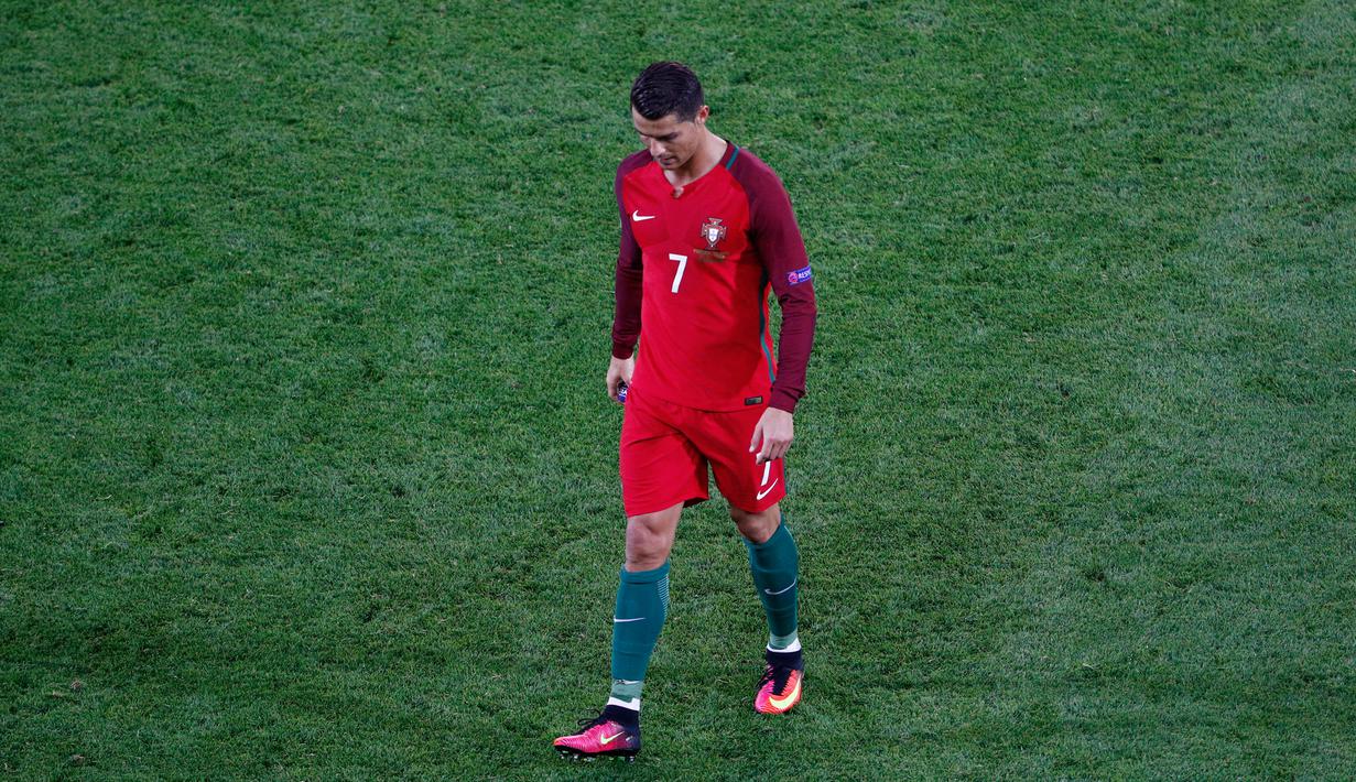 Cristiano Ronaldo tertunduk lesu usai pertandingan melawan Islandia di Grup F Euro 2016 di Stade Geoffroy-Guichard, Prancis, Selasa (14/6). Islandia berhasil tahan imbang Portugal 1-1. (REUTERS/Jason Cairnduff)