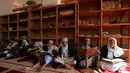 Tadarus Alquran sering dilakukan di bulan suci Ramadan yang bertujuan memperdalam pemahaman dan meningkatkan keimanan. (MOHAMMED HUWAIS/AFP)