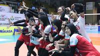 Selebrasi para pemain timnas bola voli putri Indonesia setelah mengalahkan Australia 3-0 (25-13, 25-17, 25-16) pada laga lanjutan Grup E babak Delapan Besar Kejuaraan Bola Voli Putri Asia AVC Challenge Cup 2023 di GOR Tri Dharma, Gresik, Jawa Timur, Rabu (21/6/2023) malam WIB. Dengan hasil ini Indonesia dipastikan lolos ke semifinal. (Dok. PBVSI)