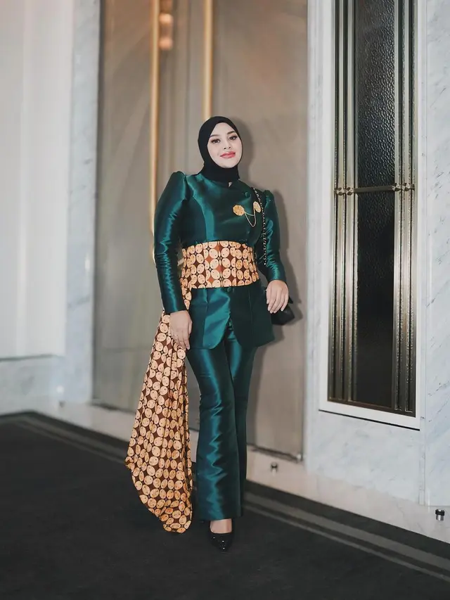 Berat Badan Turun 15kg, Potret Aurelie Hermansyah yang Makin Ramping Kenakan Kebaya untuk Kondangan