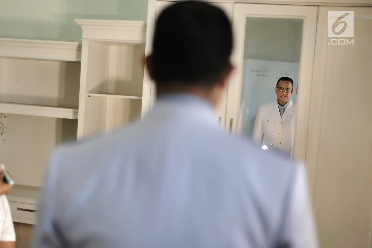 Anies dan Sandi Fitting Baju Dinas untuk Pelantikan