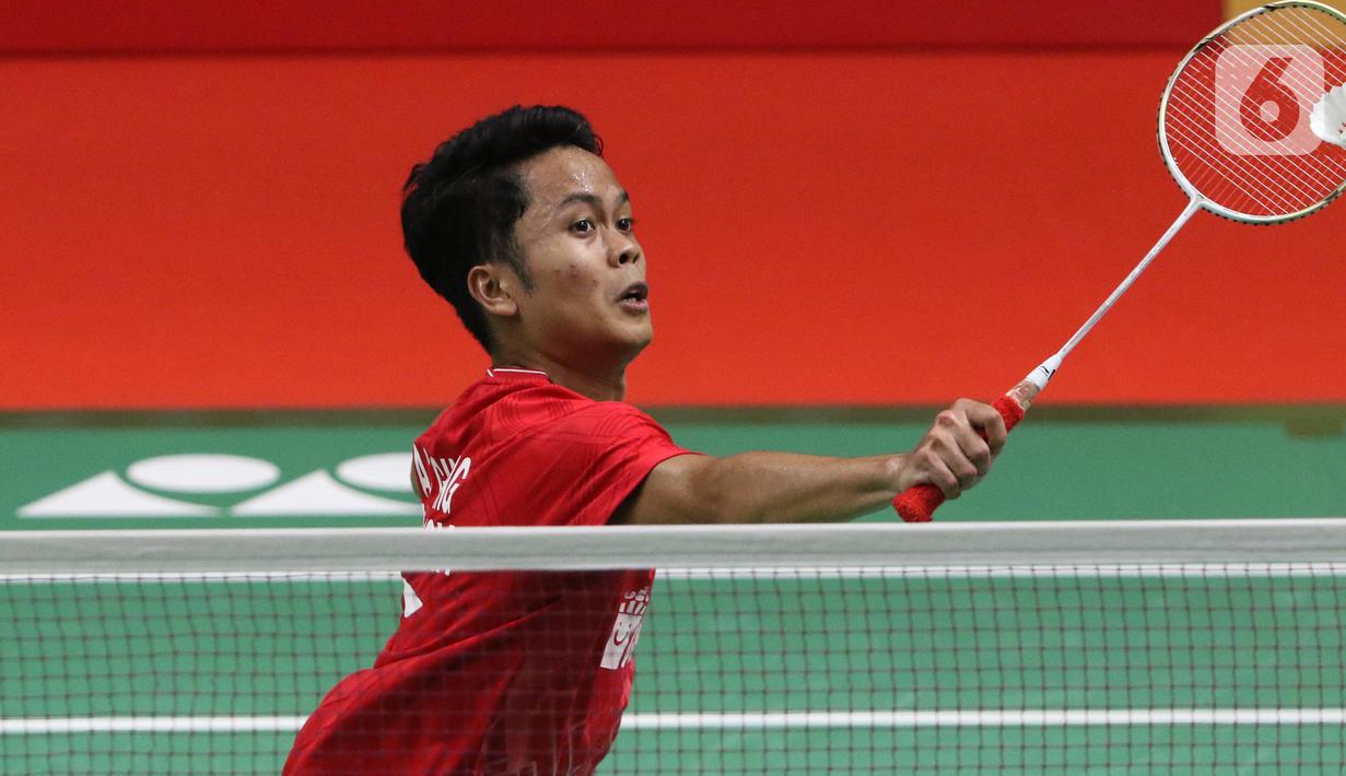 Pebulutangkis Indonesia, Anthony Sinisuka Ginting mengembalikan kok ke arah Tommy Sugiarto saat laga babak kedua tunggal putra Indonesia Masters 2020 di Istora GBK, Jakarta, Kamis (16/1/2020). Anthony Sinisuka Ginting unggul 21-16 21-15 dan melaju ke perempat final. (Liputan6.com/Helmi Fithriansyah)