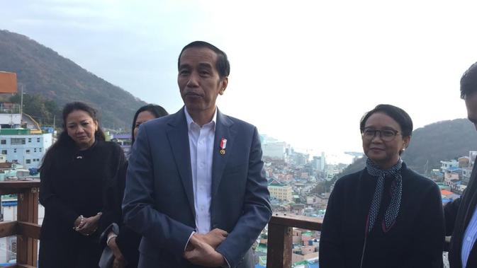 Presiden Joko Widodo atau Jokowi bersama Ibu Negara Iriana mengunjungi Gamcheon Village yang berada di Busan Korea Selatan, Minggu (24/11/2019). (Liputan6.com/ Lizsa Egeham)