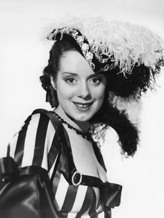 Dalam autobiografinya, Elsa Lanchester mengatakan bahwa ia dan suaminya Charles Laughton tak pernah punya anak karena suaminya adalah gay. (Wikipedia)
