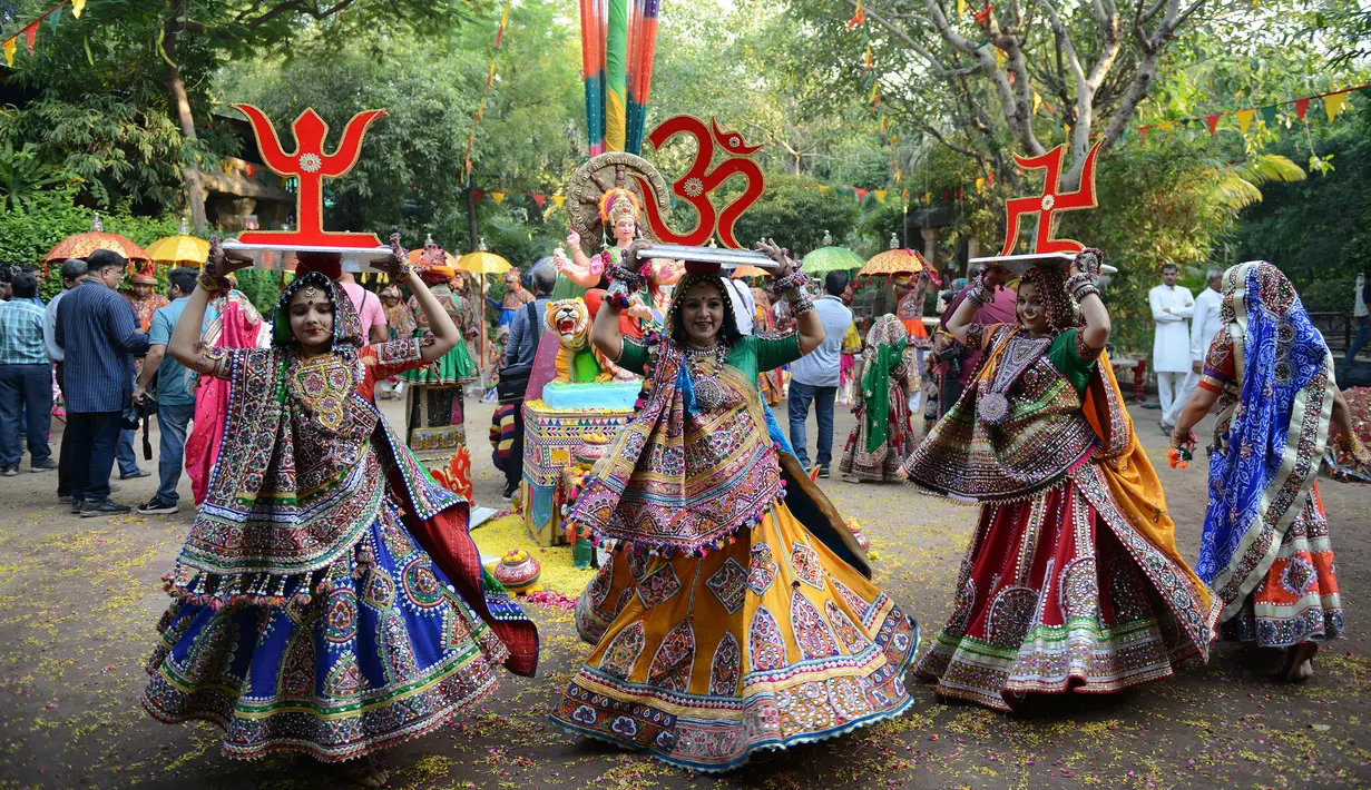 Sejumlah penari wanita dari Panghat Group of Performing Arts berpartisipasi dalam latihan tari 'Garba' menjelang festival 'Navratri' di Ahmedabad (5/10). 'Navratri' atau festival tari dimulai 10 Oktober 2018. (AFP Photo/Sam Panthaky)