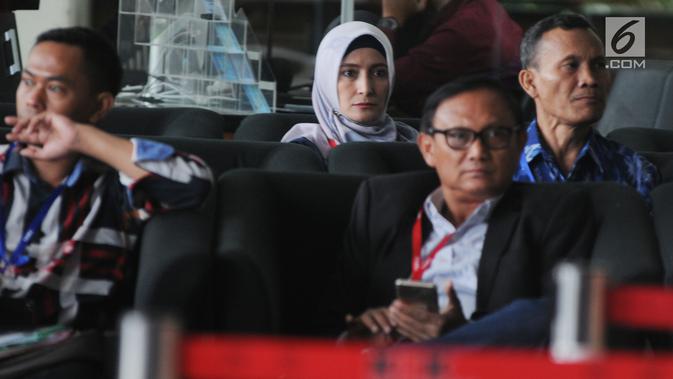 Artis Inneke Koesherawati (berkerudung) duduk di ruang tunggu gedung KPK sebelum menjalani pemeriksaan, Jakarta, Selasa (24/7). Inneke Koesherawati akan diperiksa sebagai saksi untuk tersangka Andri Rahmat. (Merdeka.com/Dwi Narwoko)