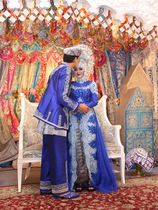 Fedi Nuril mencium mesra kening sang istri, momen ini tentunya menjadi pemandangan indah sekaligus membuat iri bagi yang melihatnya. Sebelumnya ternyata Fedi Nuril dan Vanny telah melangsungkan proses lamaran pada Juni 2015. (Nurwahyunan/Bintang.com)