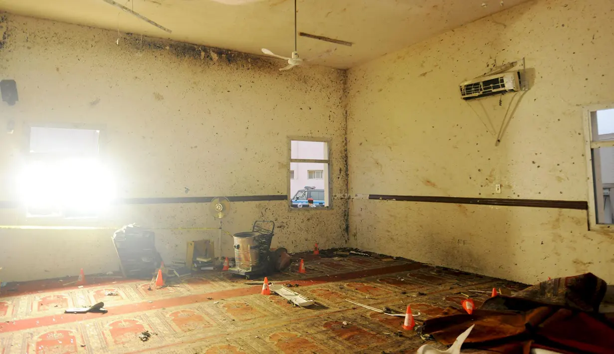 Tampak bagian dalam masjid mengalami kerusakan usai terjadinya bom bunuh diri di Abha, Kamis (6/8/2015). Masjid ini biasanya sering digunakan Pasukan Khusus Arab Saudi untuk beribadah. (REUTERS/Saudi Press Agency/Handout)