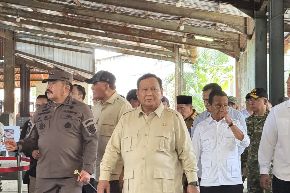 Presiden Prabowo Subianto saat berada di kawasan smelter PT. Tinindo Internusa, Kecamatan Bukitintan, Kota Pangkal Pinang, Senin (6/10/2025).