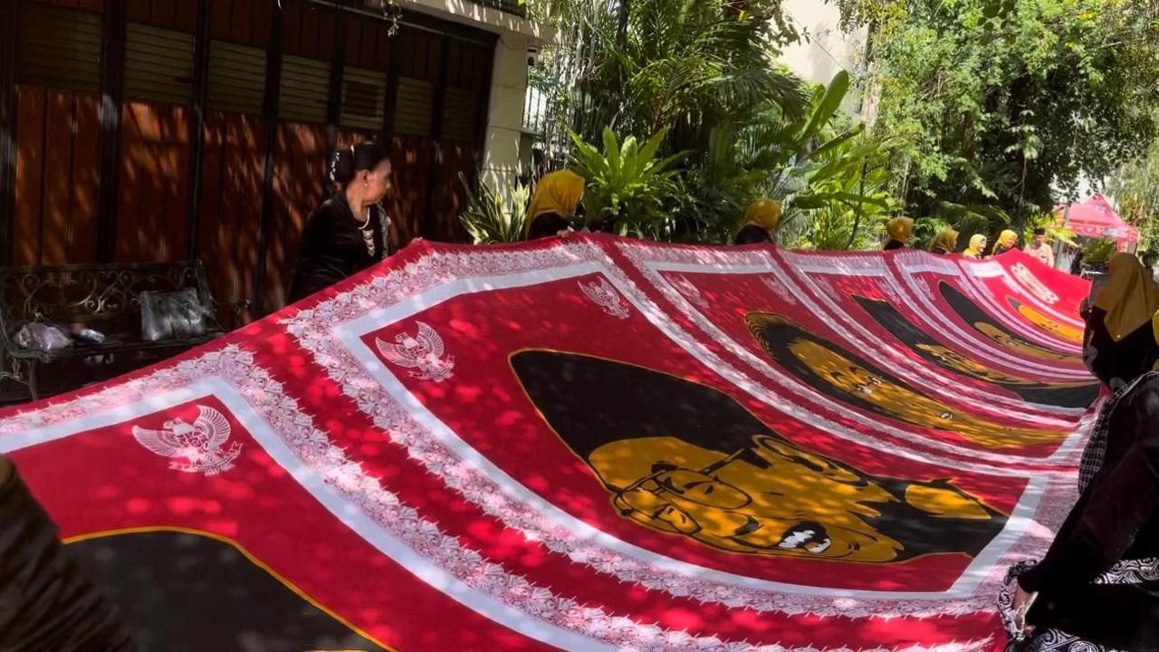 Datangi Rumah Jokowi di Solo, Puluhan Emak-Emak Asal Depok Bentangkan Spanduk 27 Meter