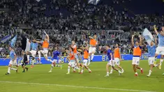 Para pemain Lazio melakukan selebrasi usai pertandingan melawan AS Roma pada lanjutan Liga Serie A Italia di Stadion Olimpiade Roma, Senin (27/9/2021). Lazio menang tipis atas Roma dengan skor 3-2. (AP  Photo/Andrew Medichini)