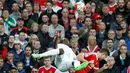 Pemain Liverpool, Christian Benteke mencetak gol akrobatik ke gawang MU di Stadion Old Trafford, Inggris. Sabtu (12/9/2015). (Action Images via Reuters/Carl Recine)