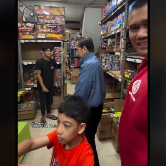 Jokowi Rayakan Tahun Baru dengan Main Kembang Api Bareng Cucu, Ekspresi Paspampres Bikin Salah Fokus.  foto: TikTok @menujuindonesiamaju
