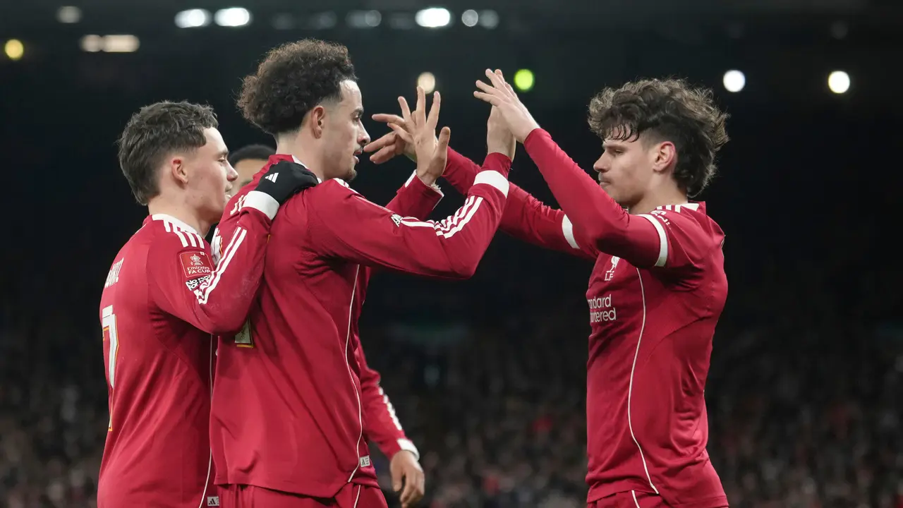 Skuad Liverpool merayakan gol Curtis Jones ke gawang Brighton di ronde 4 FA Cup/Piala FA di Anfield, Minggu (15/02/2026) dini hari WIB.